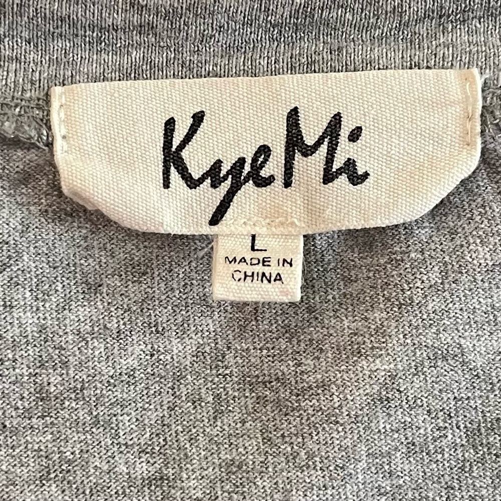KYE MI, WOMENS,FULL,GREY TOP WITH RED& BLACK PLAID, 2 TIER RUFFLE SLEEVES.SIZE L - Picture 5 of 6